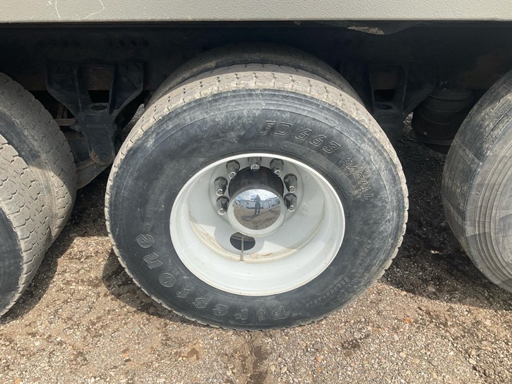 2010-freightliner-m2-106-image-20