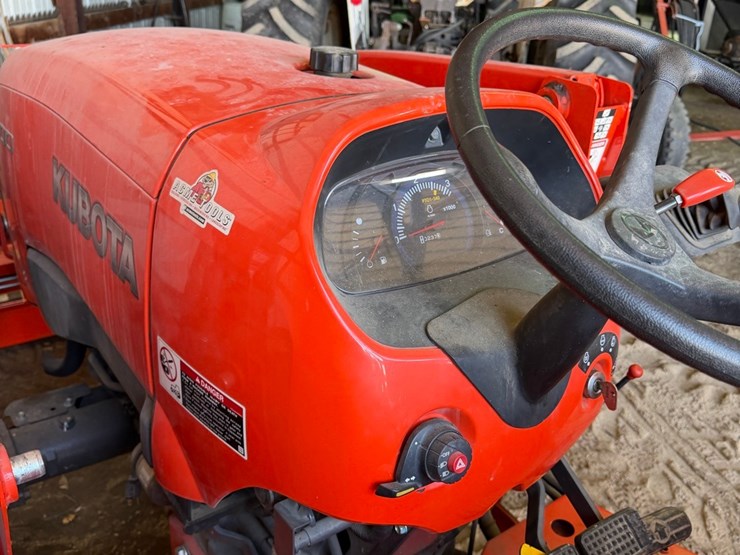l-4600-kubota-mfd-tractor-with-loader,-237-hours-image-10