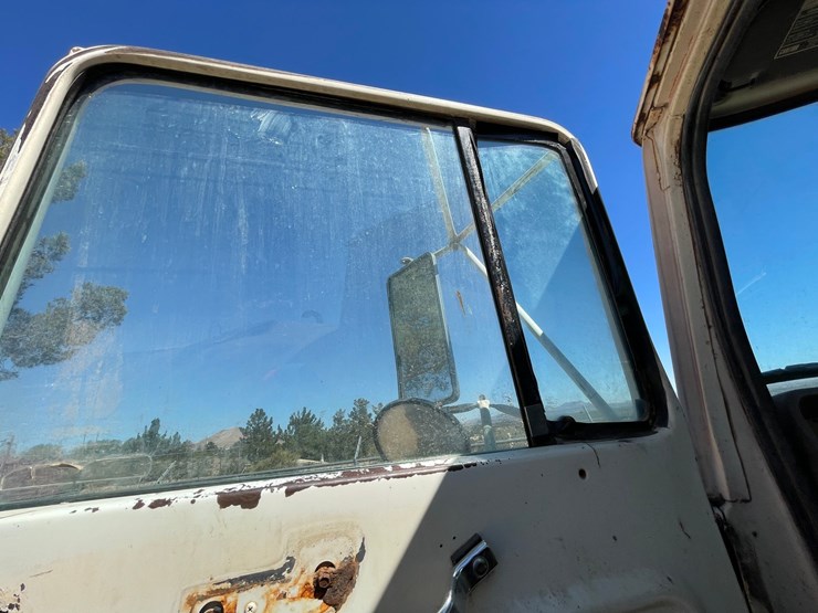 1983-ford-8000-image-24