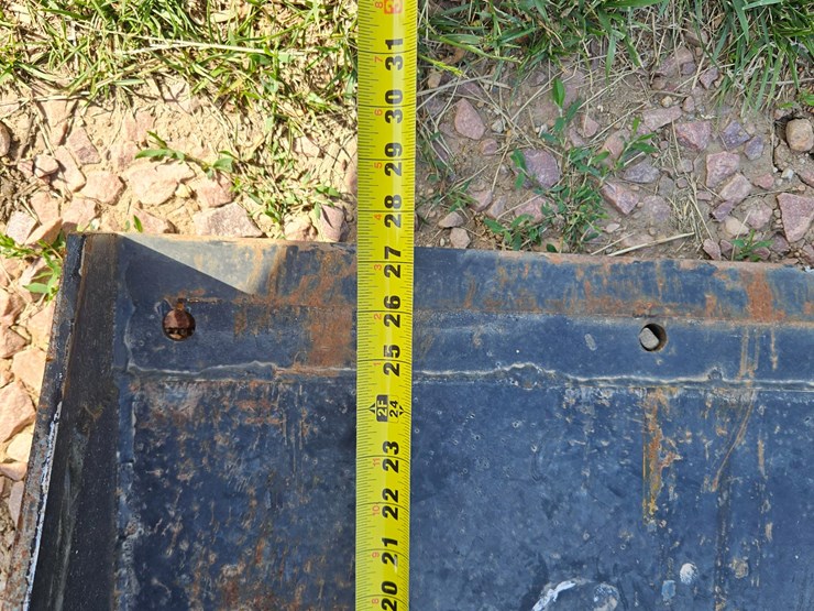 2025-72"-skid-steer-bucket-image-11