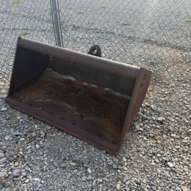 WR 5ft bucket off JD. Excavator