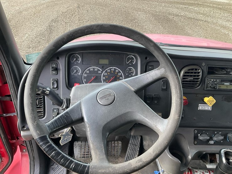 2005-freightliner-m2-106-image-37