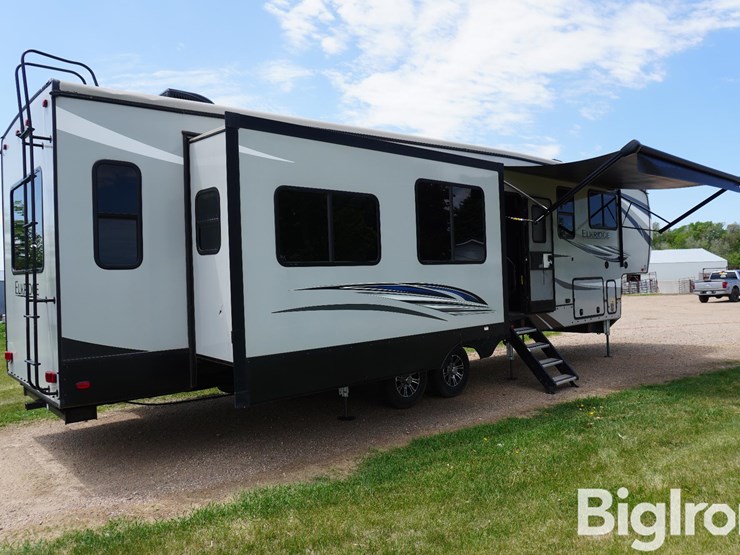 2021-heartland-elkridge-37bar-37'-camper-w/3-large-slide-outs-image-13