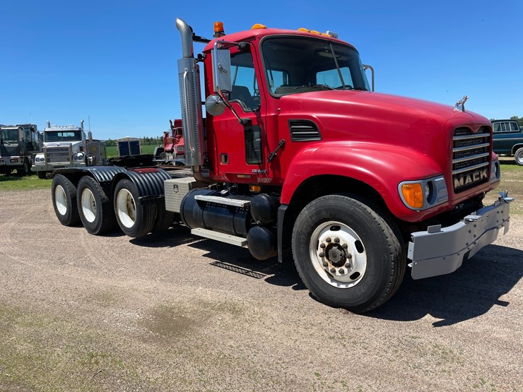 #7022-•-2003-mack-granite-tri-axle-day-cab-semi-(has-wi-title)-(deerbrook,-wi)-image-4