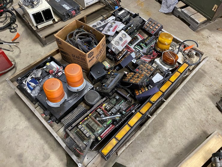 #7510-•-pallet-of-electrical-controls-panels-and-lights-(antigo,-wi)-image-3
