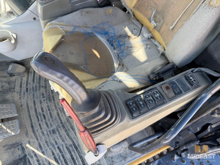 2015-deere-470g-lc-image-35