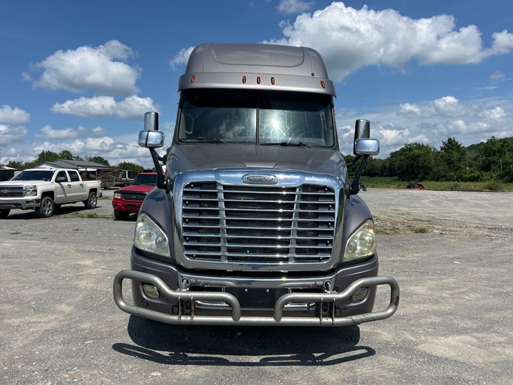 2015-freightliner-cascadia-125-image-3
