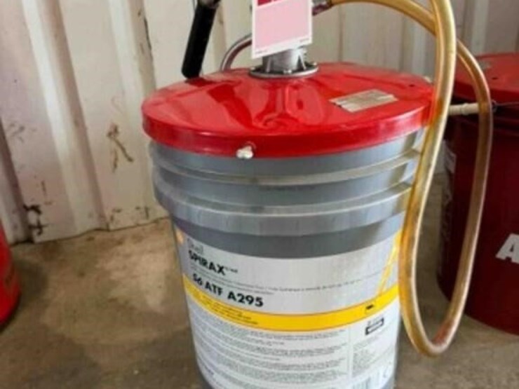 5-gallon-bucket-with-hand-pump-image-1