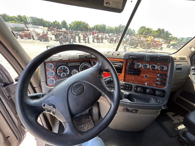 2015-freightliner-cascadia-125-image-12