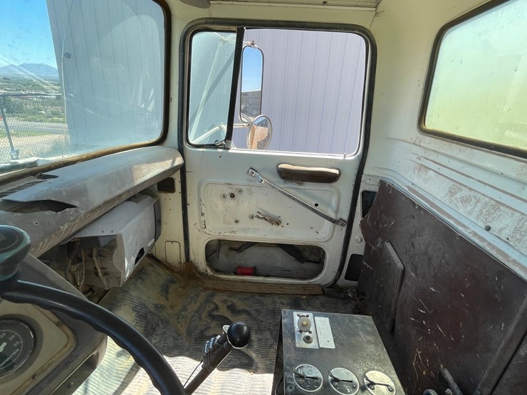 1983-ford-8000-image-40