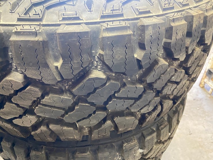 #7524-•-set-of-(4)-tires-on-steel-rims-(antigo,-wi)-image-9