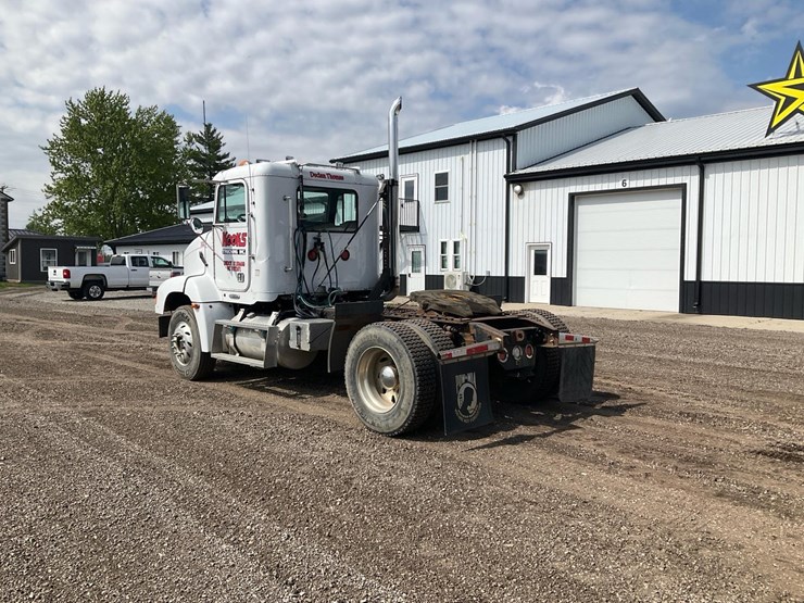 2003-freightliner-fld112-image-4