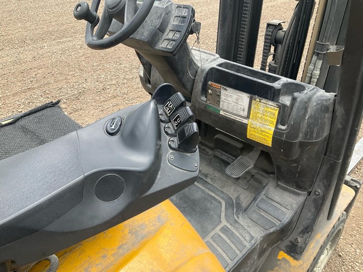 #1359-•-2010-yale-forklift-image-22