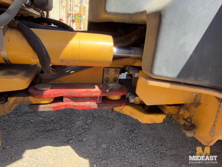 2016-caterpillar-cb54b-image-14