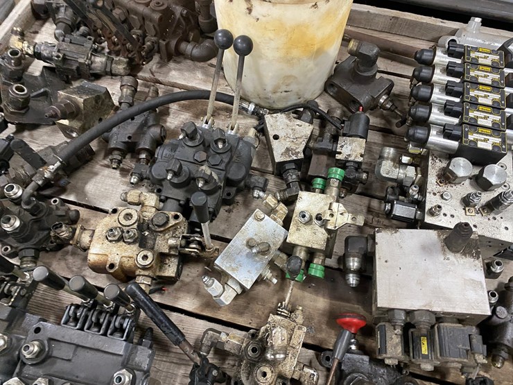 #7516-•-pallet-of-various-hydraulic-control-valves-(antigo,-wi)-image-12