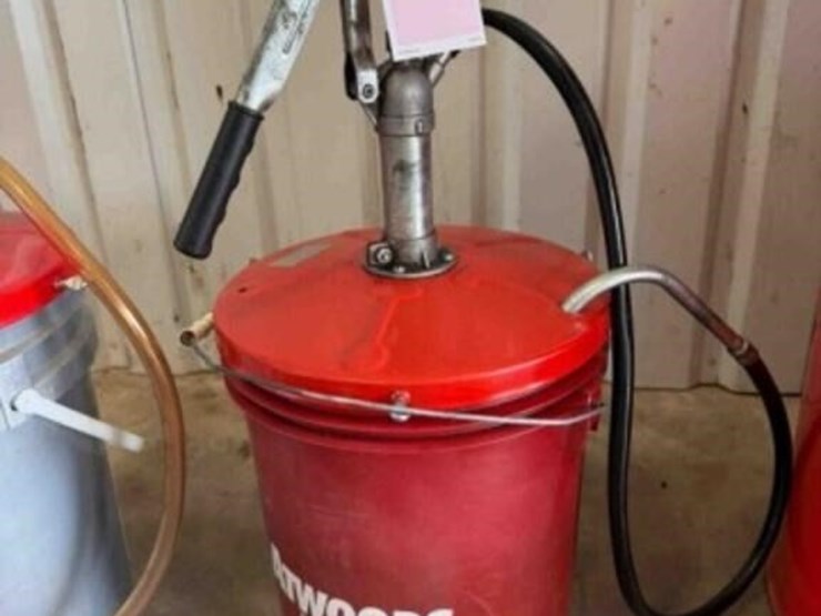 5-gallon-bucket-with-hand-pump-image-1