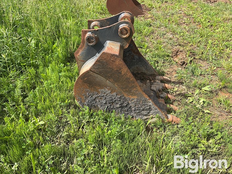 case-new-holland-24”-backhoe-bucket-image-4