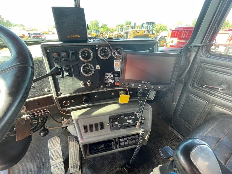 #6152-•-2002-mack-rd-model-fuel-tanker-truck-(has-title)-image-55