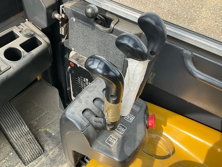 #1358-•-2017-yale-electric-forklift-image-24