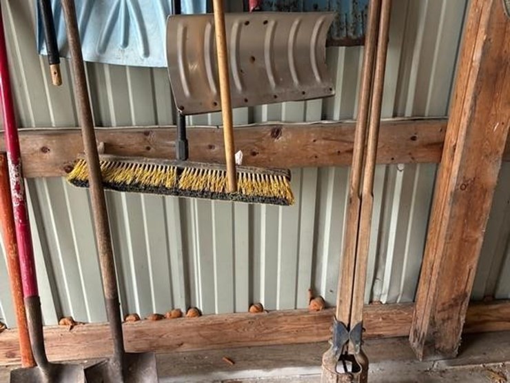 misc-yard-tools.-shovels,-brooms-etc-image-4