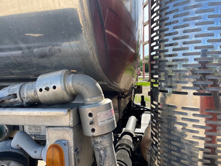 #6152-•-2002-mack-rd-model-fuel-tanker-truck-(has-title)-image-23