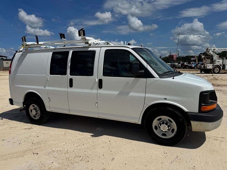 2014-chevrolet-express-g2500-image-2