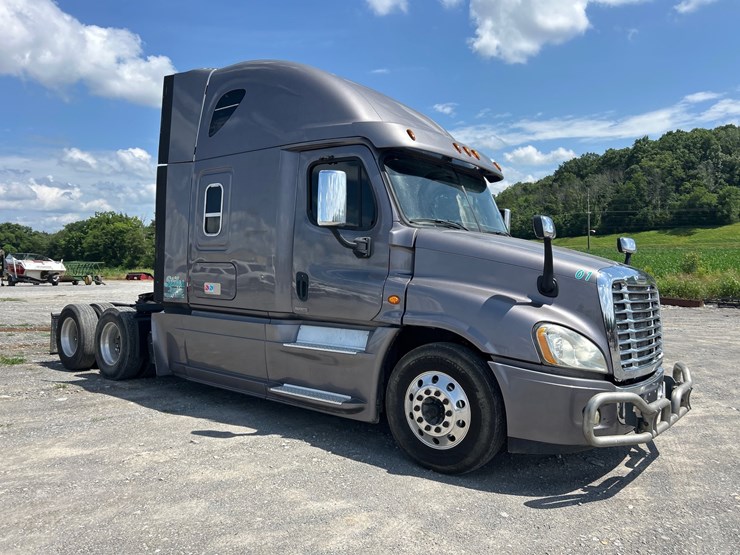 2015-freightliner-cascadia-125-image-4