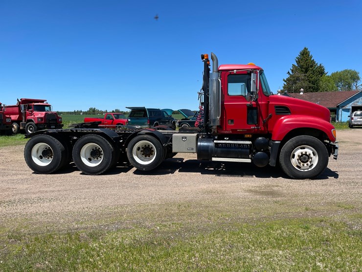 #7022-•-2003-mack-granite-tri-axle-day-cab-semi-(has-wi-title)-(deerbrook,-wi)-image-5
