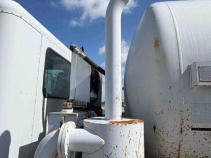 1992-peterbilt-379-image-11