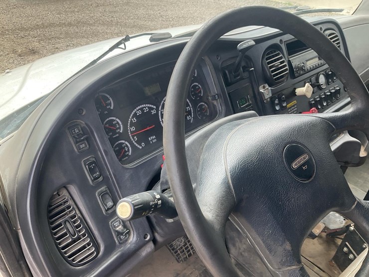 2010-freightliner-m2-106-image-47