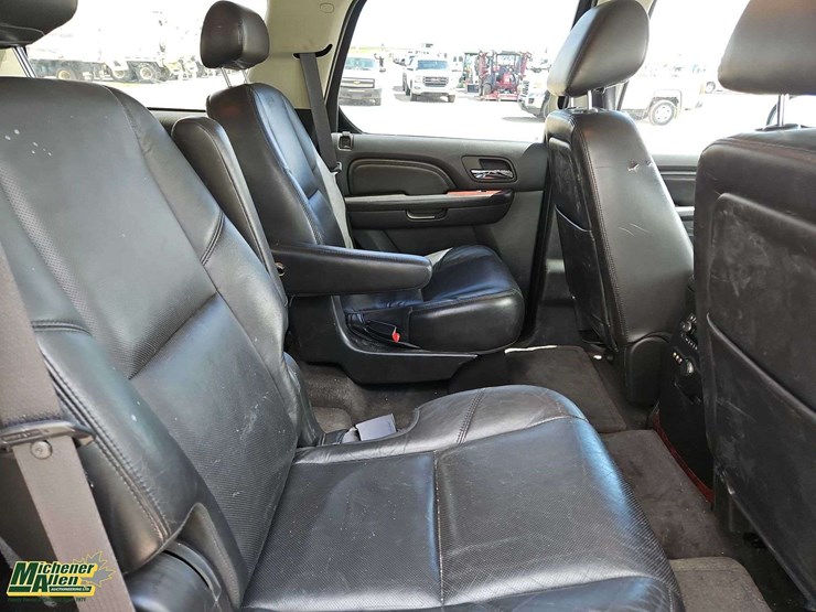 2010-cadillac-escalade-image-18
