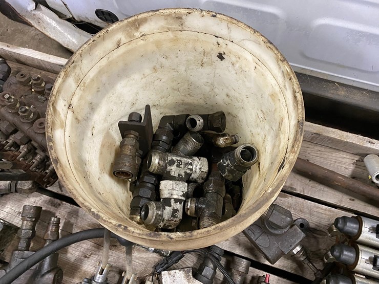 #7516-•-pallet-of-various-hydraulic-control-valves-(antigo,-wi)-image-14