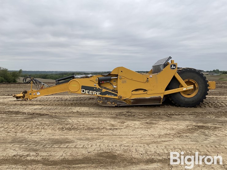 2020-deere-2412e-image-8