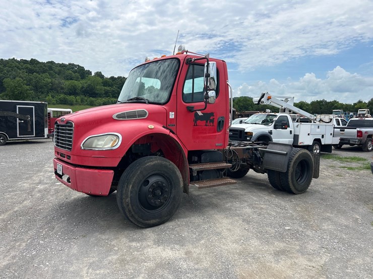 2006-freightliner-m2-106-image-2