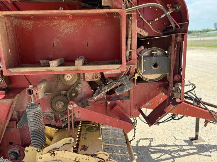 new-holland-br750-image-9