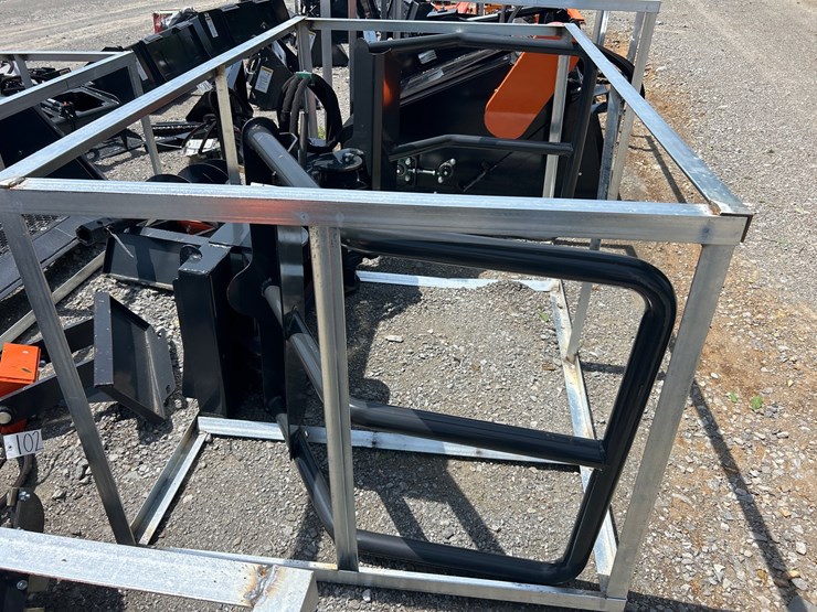 #101-•-skid-steer-hydraulic-bale-squeeze-image-2