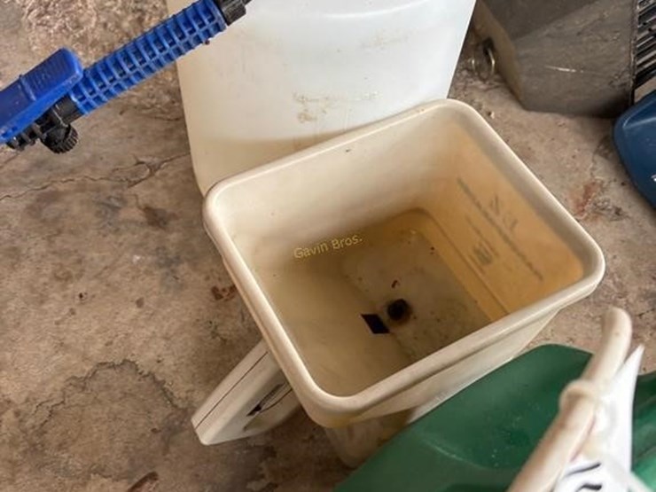 hand-sprayer-&-broadcaster.-weed-killer-image-4