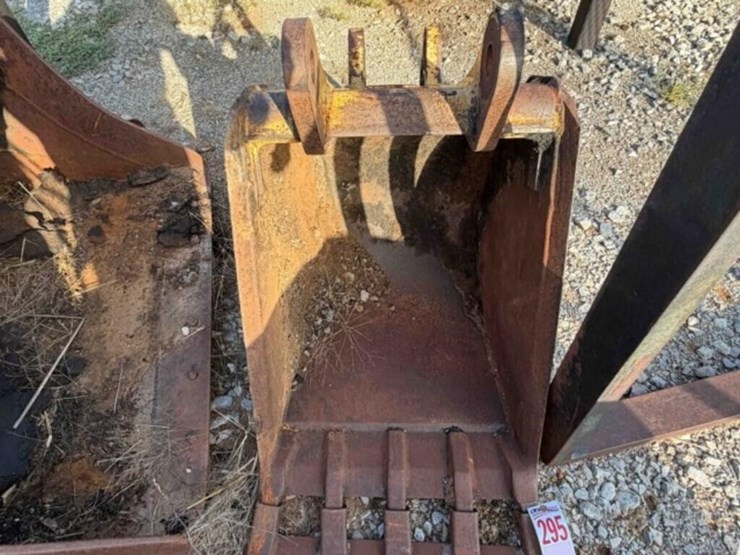 case-24"-backhoe-rear-bucket-image-3