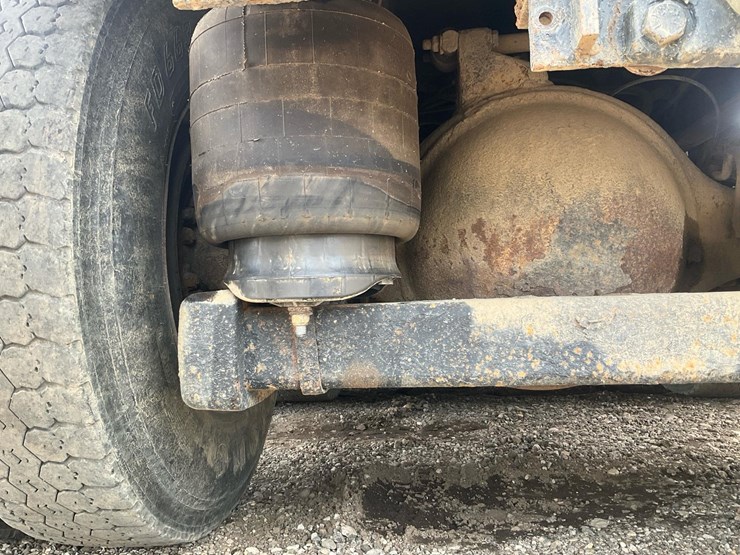 2010-freightliner-m2-106-image-27