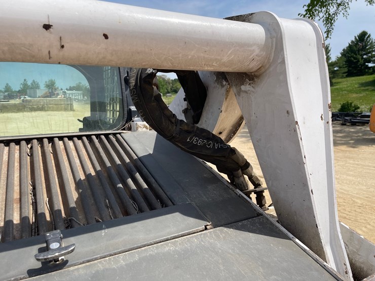 2013-bobcat-s650-image-24