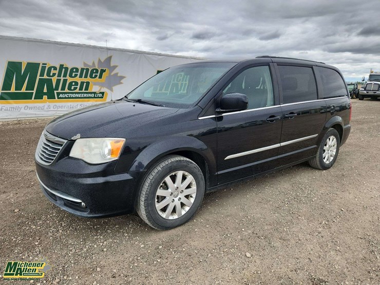 2013-chrysler-town-&-country-image-1