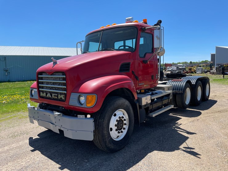 #7022-•-2003-mack-granite-tri-axle-day-cab-semi-(has-wi-title)-(deerbrook,-wi)-image-1