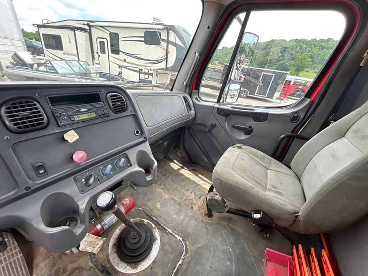 2006-freightliner-m2-106-image-10