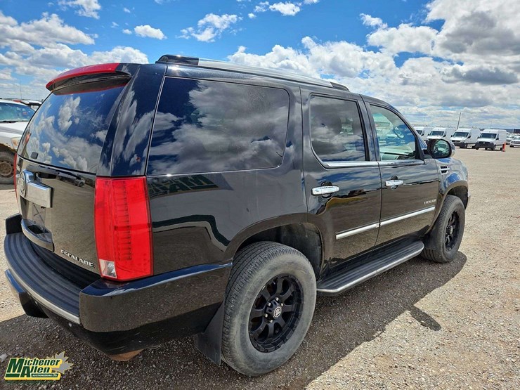2010-cadillac-escalade-image-4
