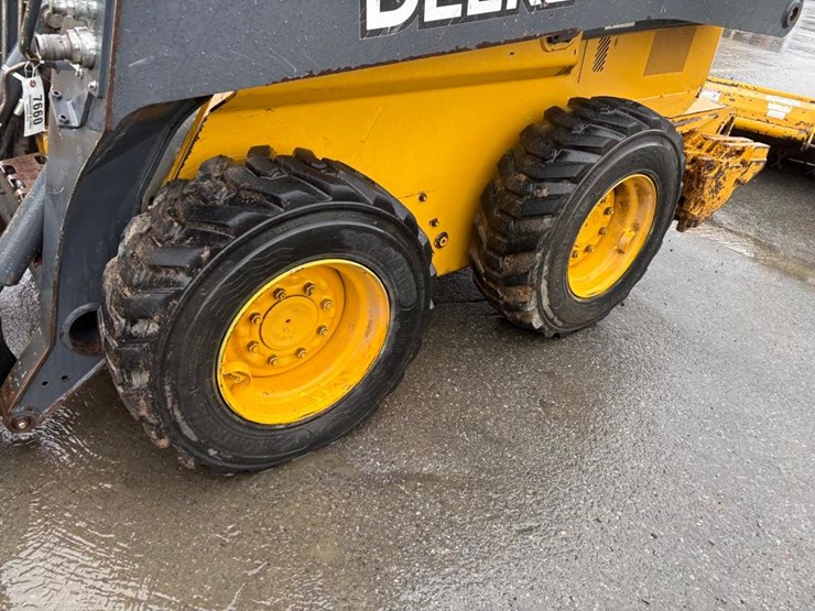 deere-320e-image-3