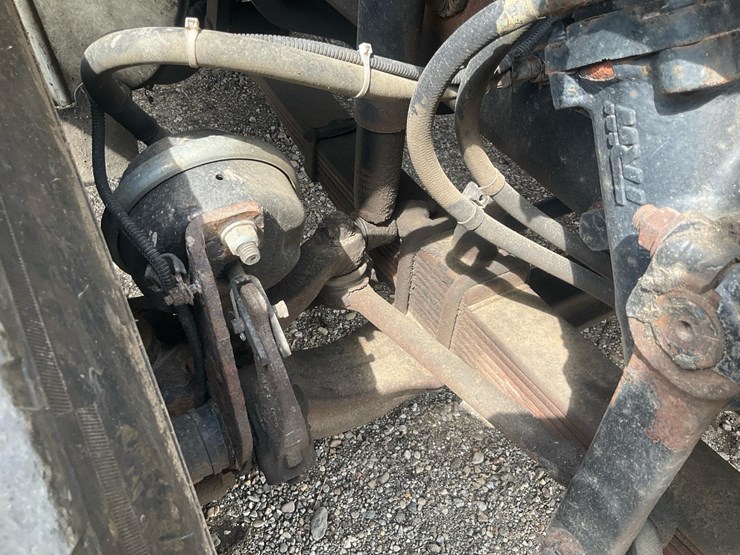 2010-freightliner-m2-106-image-37