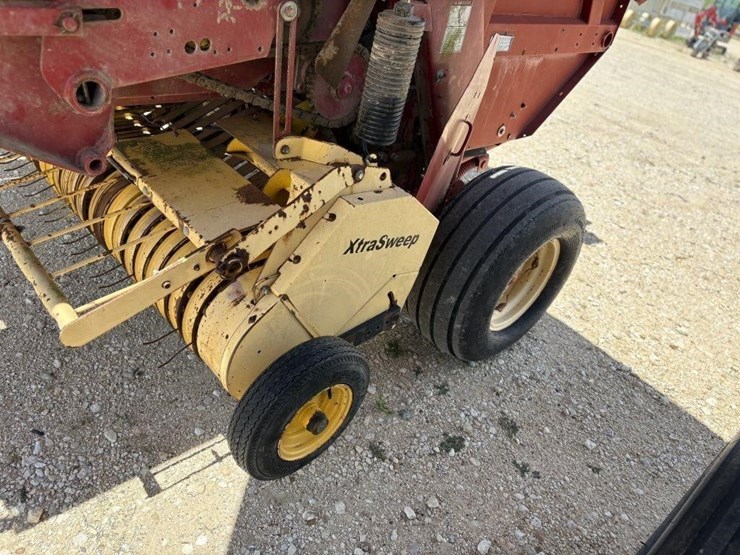 new-holland-br750-image-14