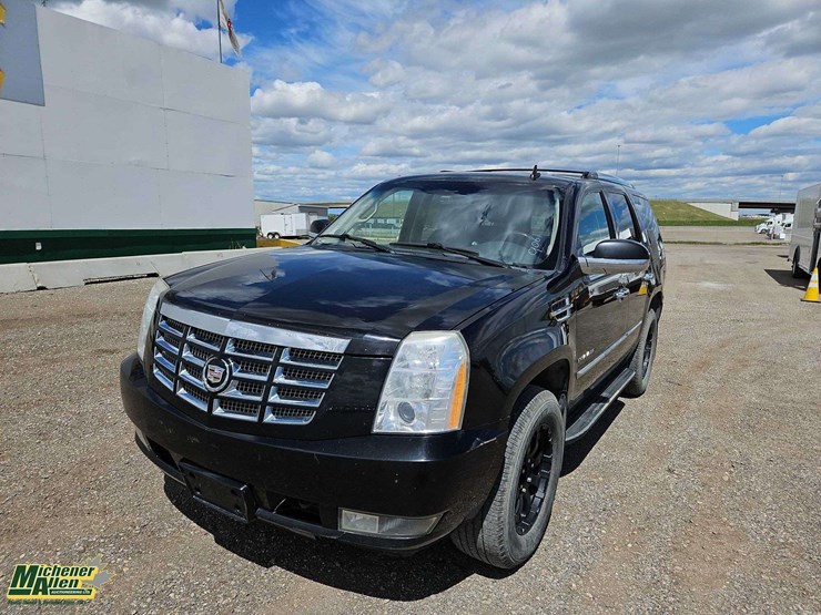 2010-cadillac-escalade-image-1