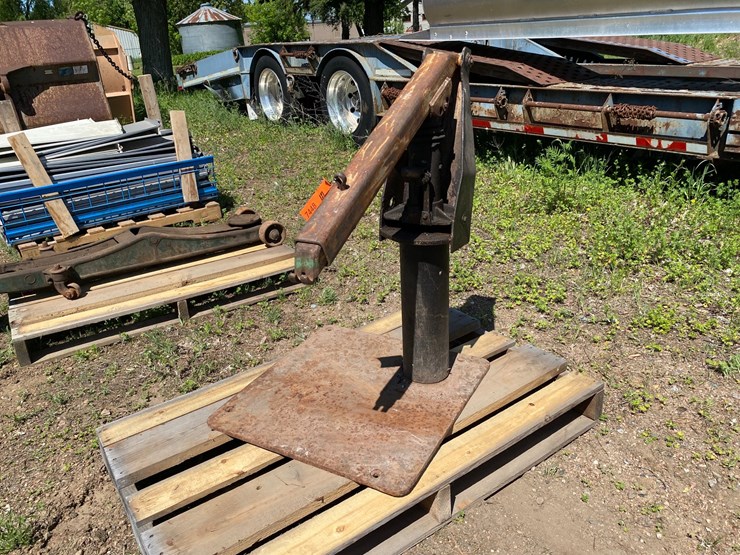 #7448-•-hydraulic-swiveling-cherry-picker-(antigo,-wi)-image-1