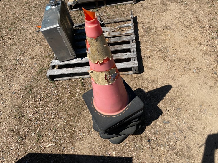 #7441-•-(7)-safety-traffic-cones-image-4